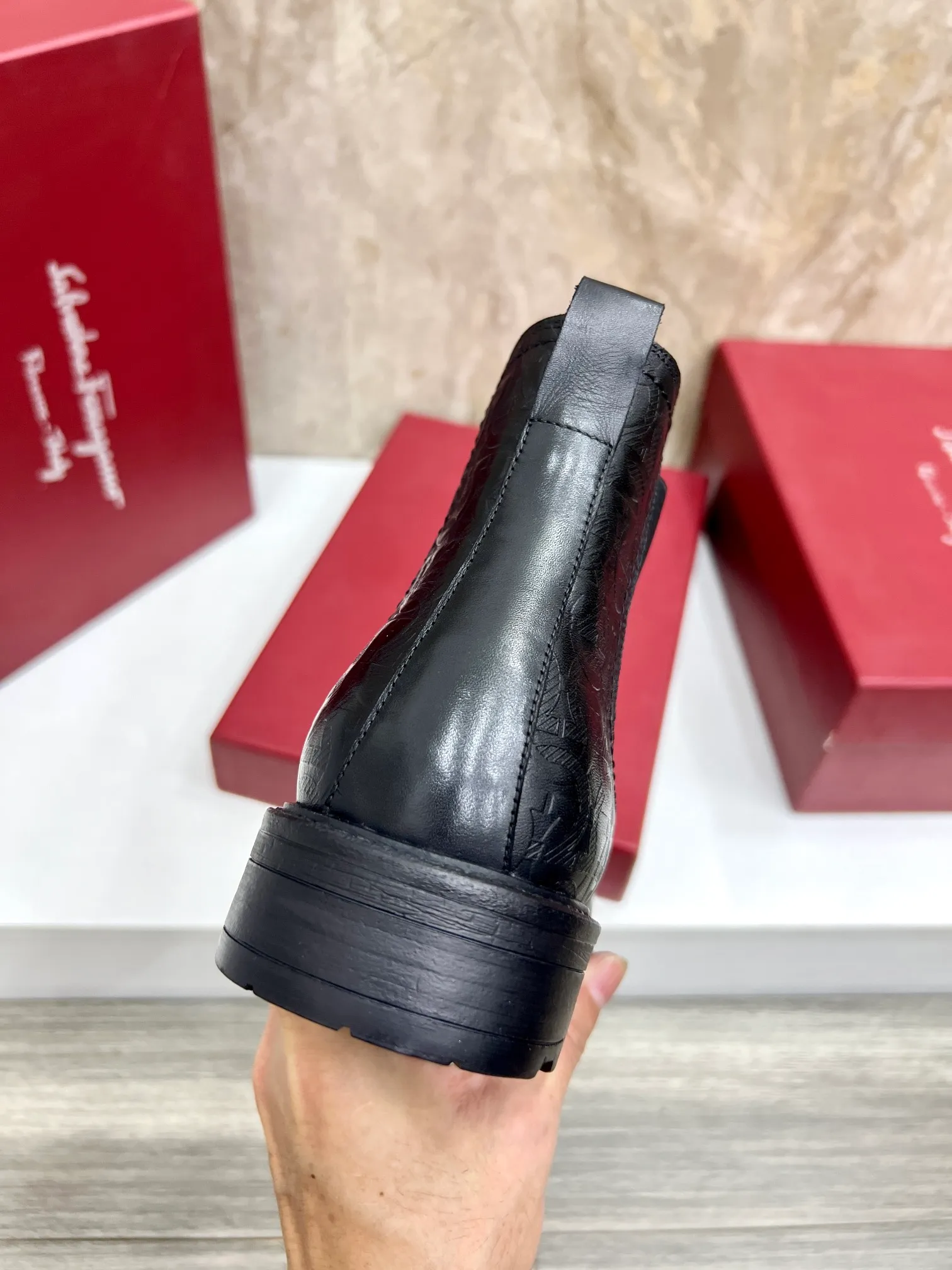 Original order quality: Men's shoes 💰700 Brand: Ferragamo (Ferragamo) One size larger: Men's size 38-44 (45 customized) Grade: Same style as the official website High-end men's shoes Material: Original cowhide, cowhide lining, original outsole Style category: Chelsea men's boots Fashion trend Color: Actual picture